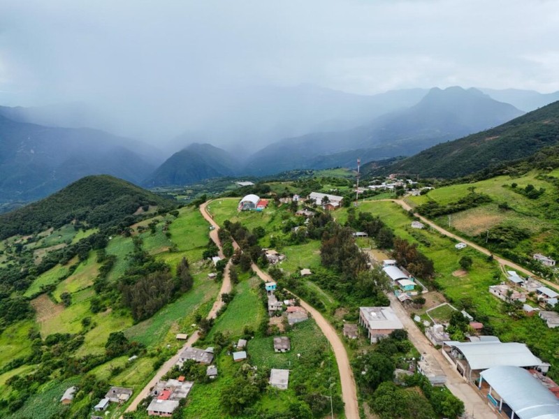 Invierten más de 2 MDP para ampliar red eléctrica en Yolotepec, Oaxaca
