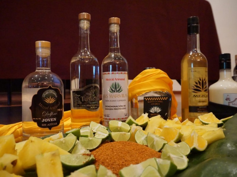 Invita Etúcuaro a su Festival del Mezcal