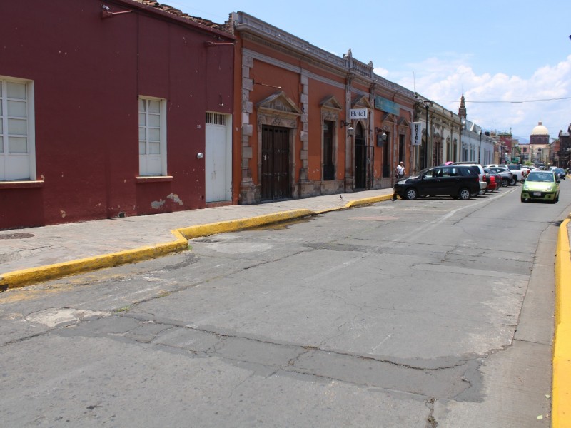 Invitan a respetar estacionamiento en línea en la calle Hidalgo