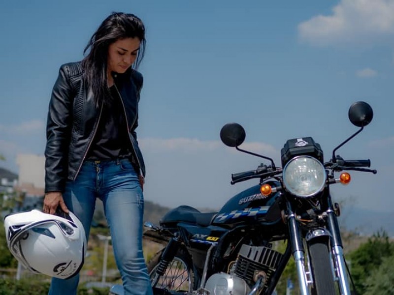 Inzul Correa, la joven que  recorre el país en su motocicleta