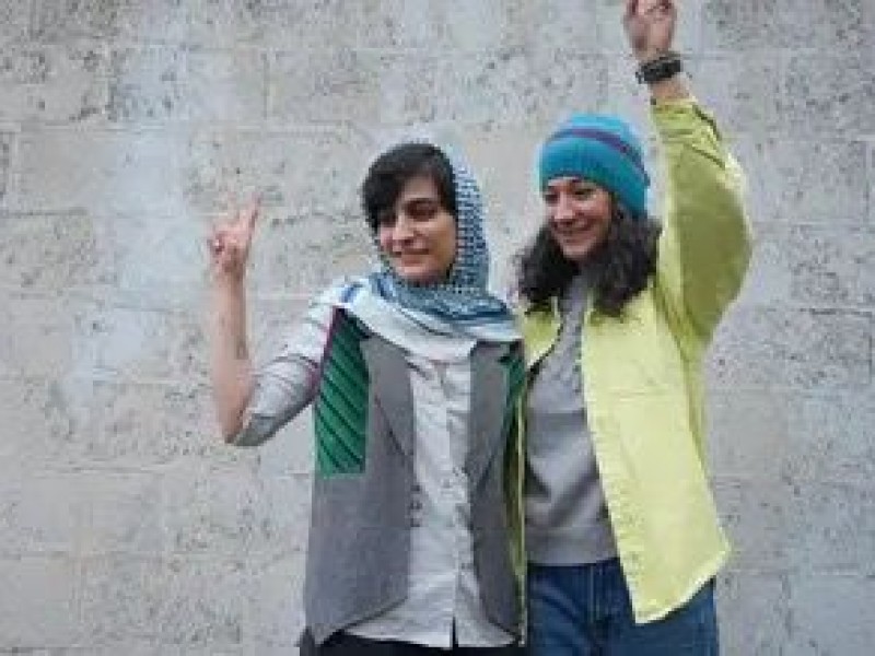 Irán libera bajo fianza a dos periodistas