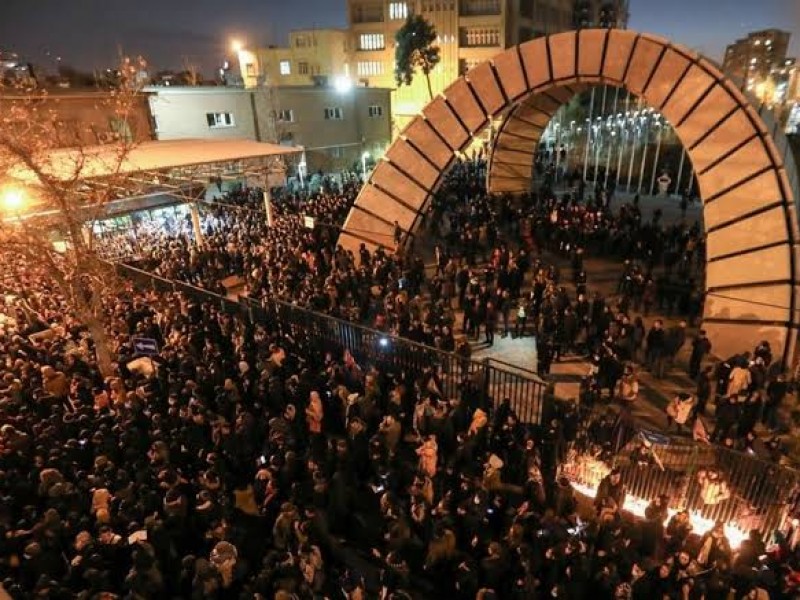 Iraníes protestan por derribo de avión