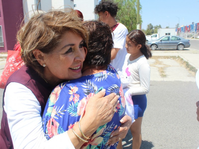 Irma Leticia toca puertas en colonias de la periferia