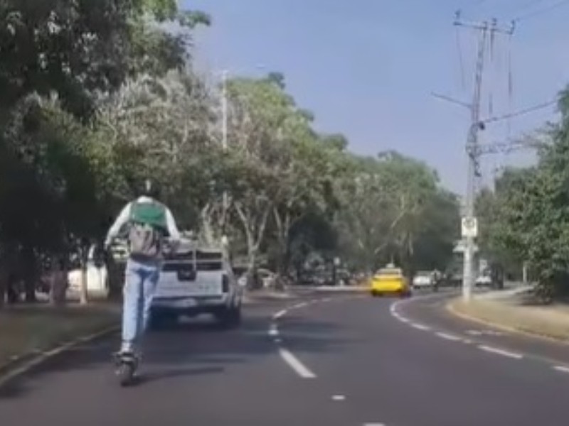 ¡Irresponsable! Conductor de scooter arriesga y pone en peligro a terceros