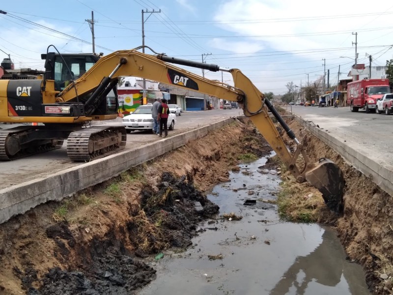 ¡Irresponsables!, tepicenses arrojan refrigeradores y basura a canales pluviales
