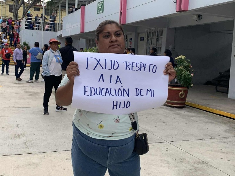 Irrumpen padres en secundaria tomada en Chilpancingo