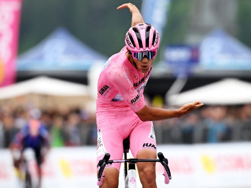 Isaac Del Toro conquista Gran Piamonte y alcanza 15 victorias