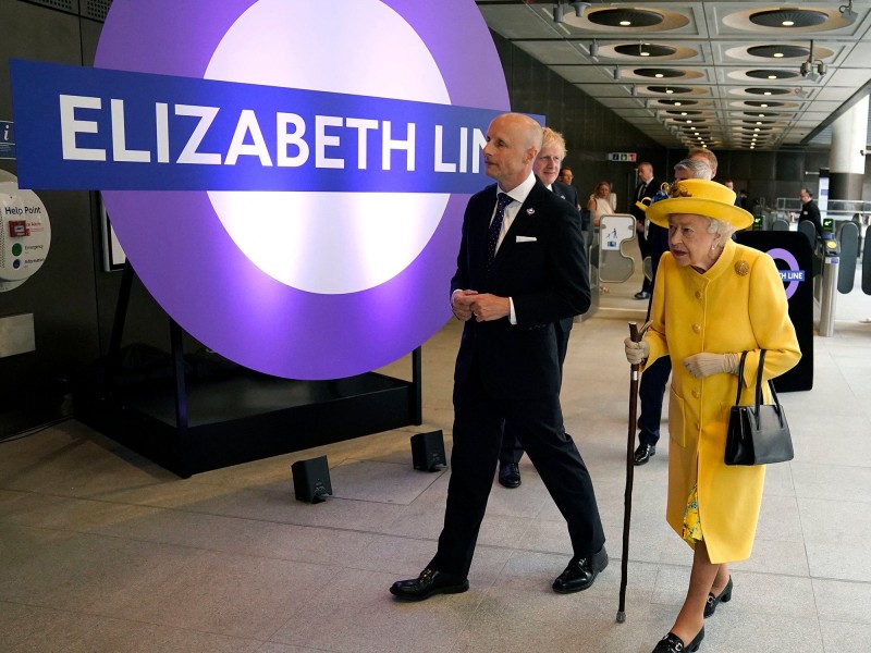 Isabel II inaugura nueva línea del metro de Londres