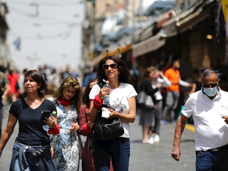 Israel deja de usar cubrebocas en la calle