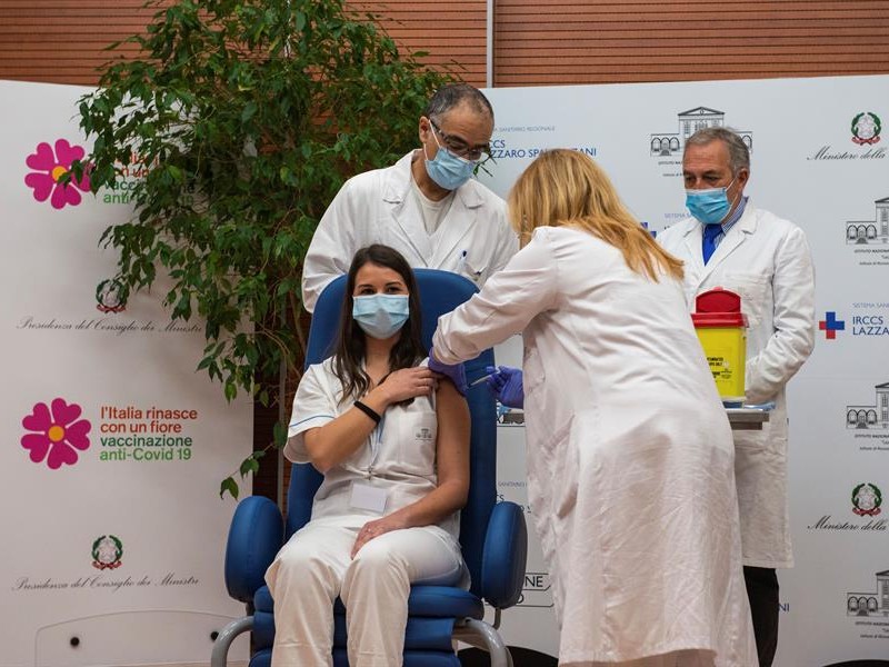 Italia administró sus tres primeras vacunas a personal sanitario