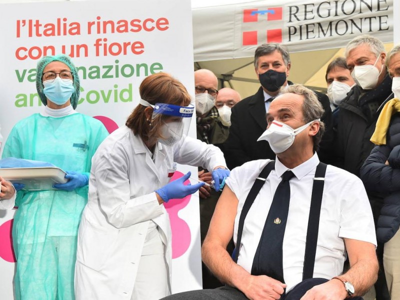 Italia da prioridad en vacunación a religiosos y líderes comunitarios