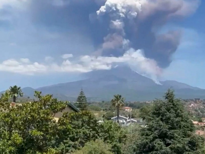 Italia: el volcán Etna lanza lava y humo