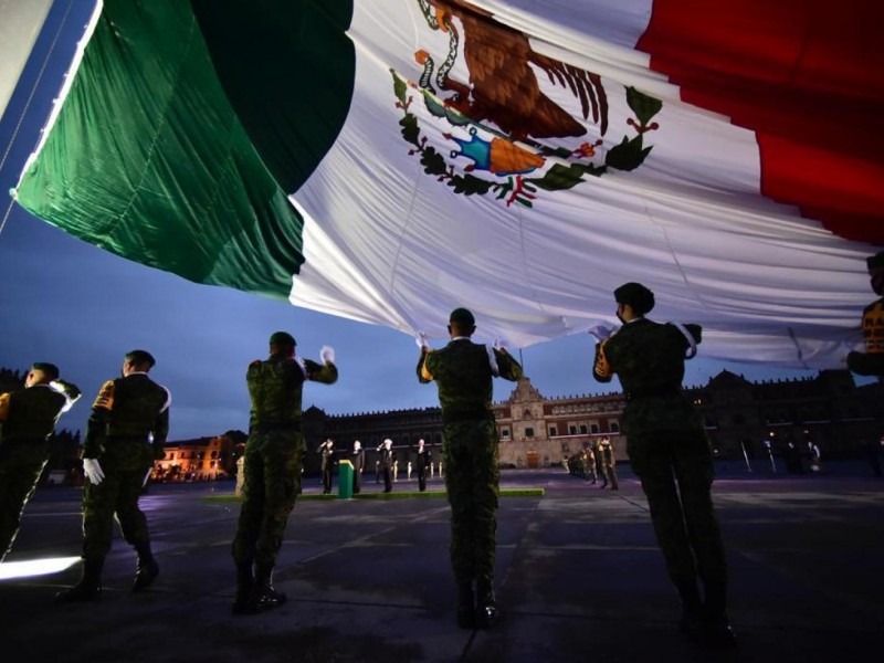 Izan bandera en memoria de víctimas de sismos en México