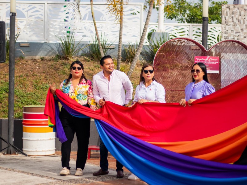 Izan banderas de Orgullo LGBT en Poza Rica