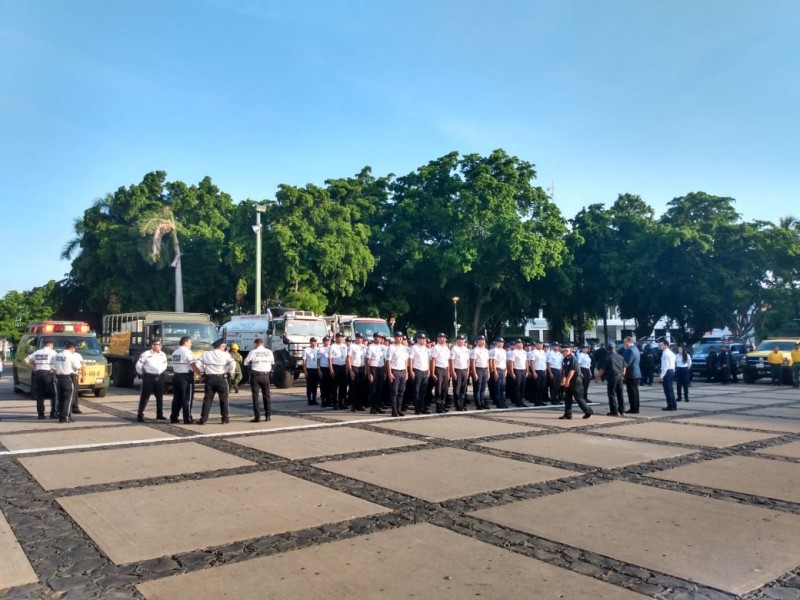 Izan banderas en honor a Protección Civil