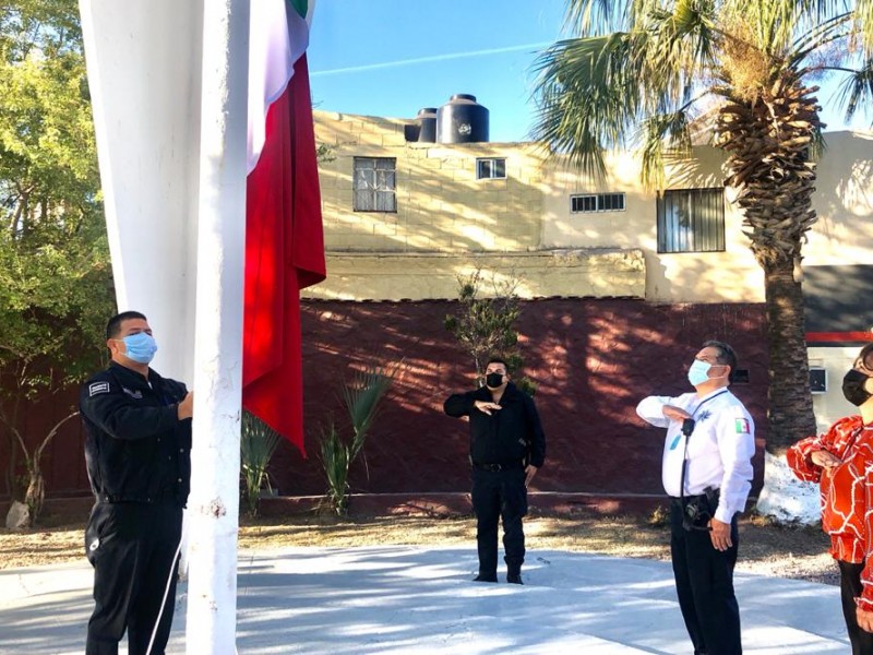 Izan el lábaro patrio por el Día de la Bandera