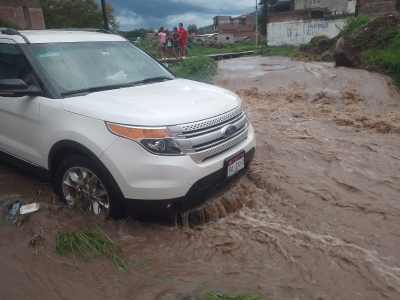 Jacona registra daños por lluvias: 5 casas y tres vehículos afectados