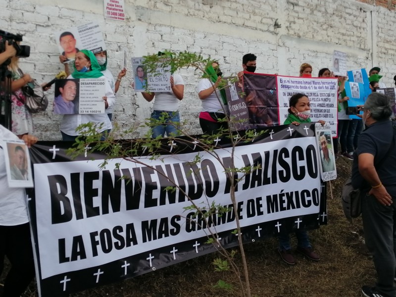 Jaliscienses se manifiestan bajo la lluvia durante gira de AMLO