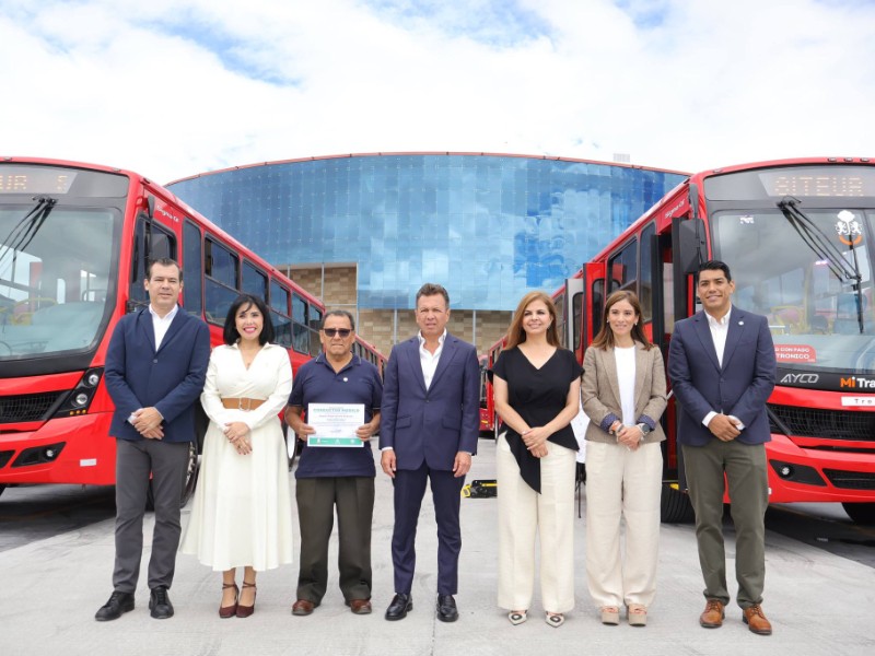 Jalisco refuerza movilidad con entrega de 100 nuevas unidades de transporte público