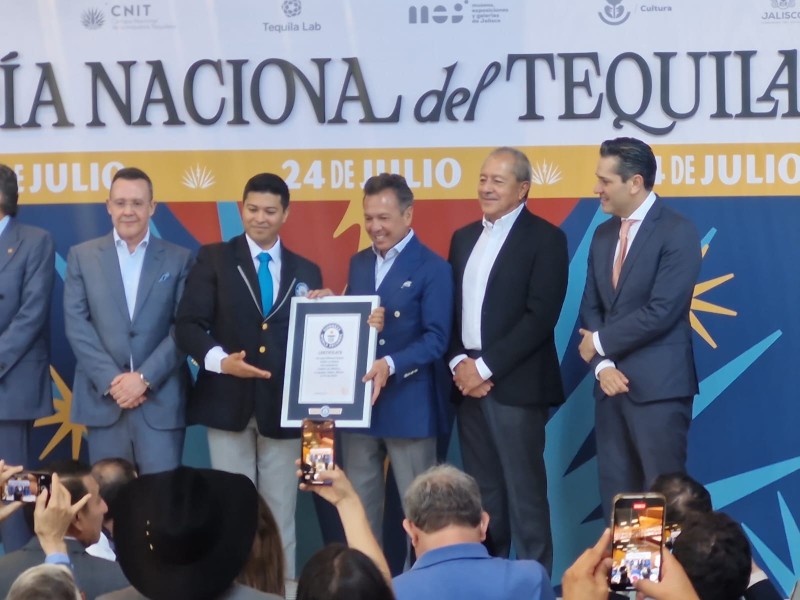 Jalisco tiene nuevo récord guinness de más botellas de tequila en exhibición