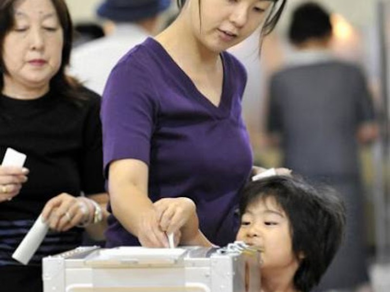 Japoneses comienzan a votar en elecciones generales