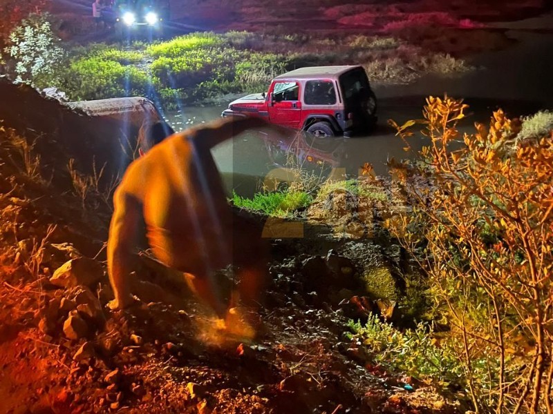 Jeep cae a laguna por puentecito de Brasil, Salina Cruz