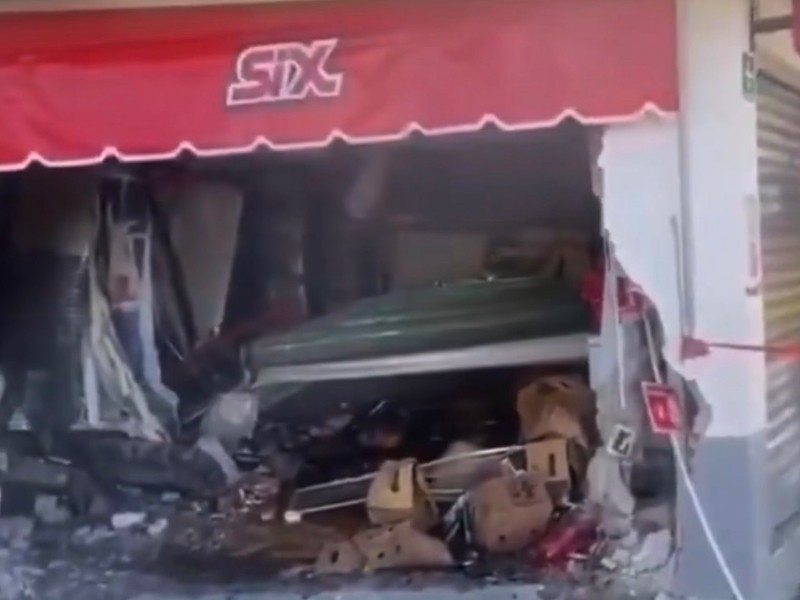 Jeep choca contra tienda Six en Las Torres y 14 Sur