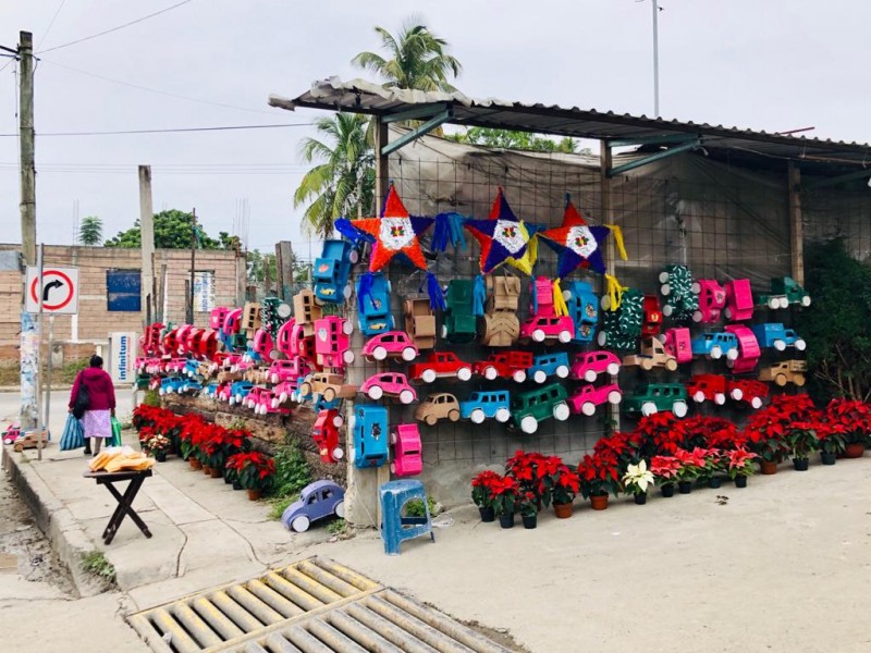 Jefas de familia se esfuerzan por preservar tradiciones