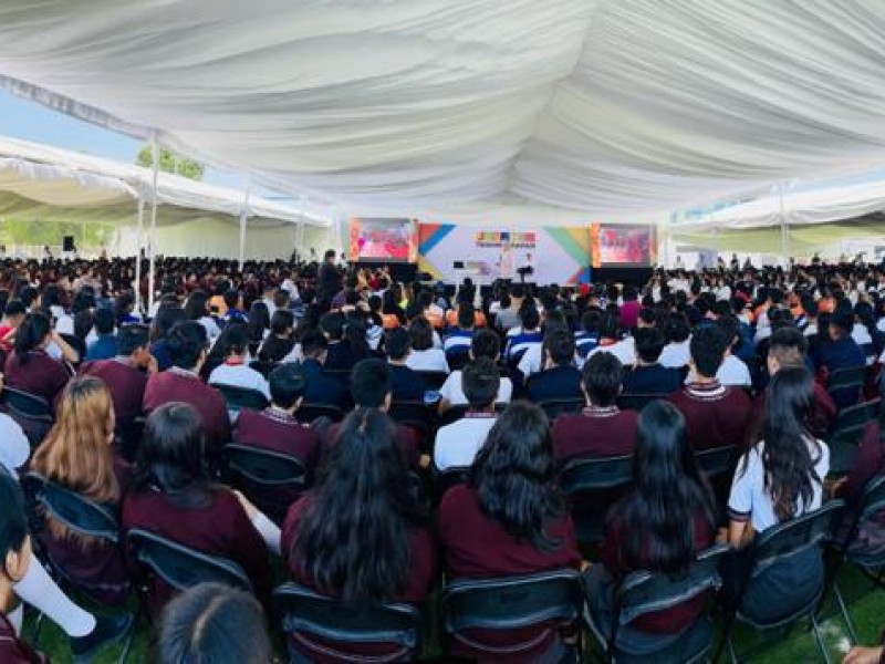 Jesús Ramirez habla con 1500 jóvenes para motivarlos