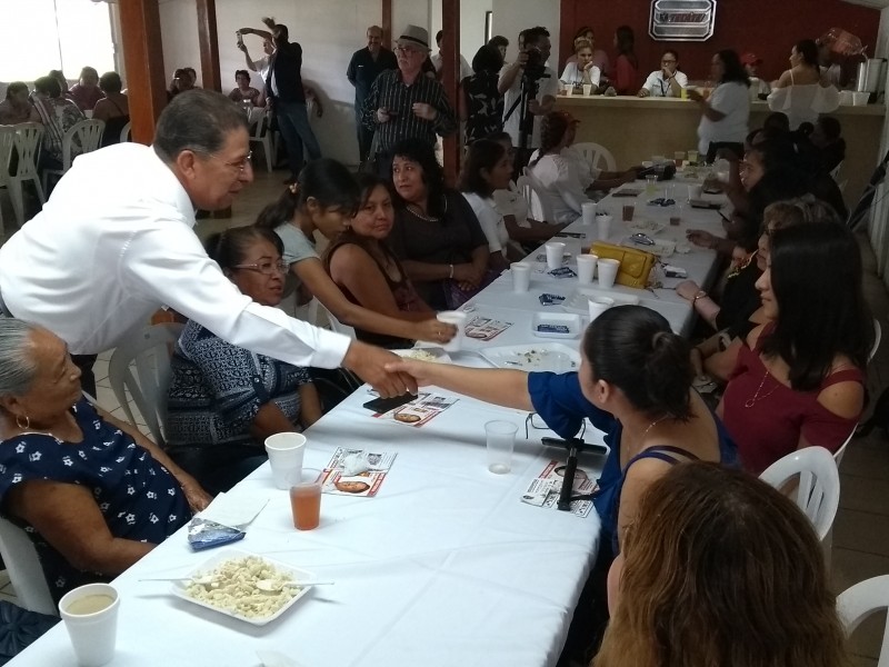 Juan Manuel Pozos se reúne con mujeres