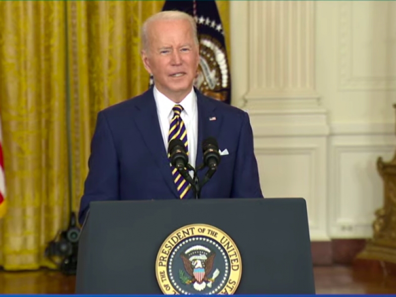 Biden admite fallas en estrategia de tests y 