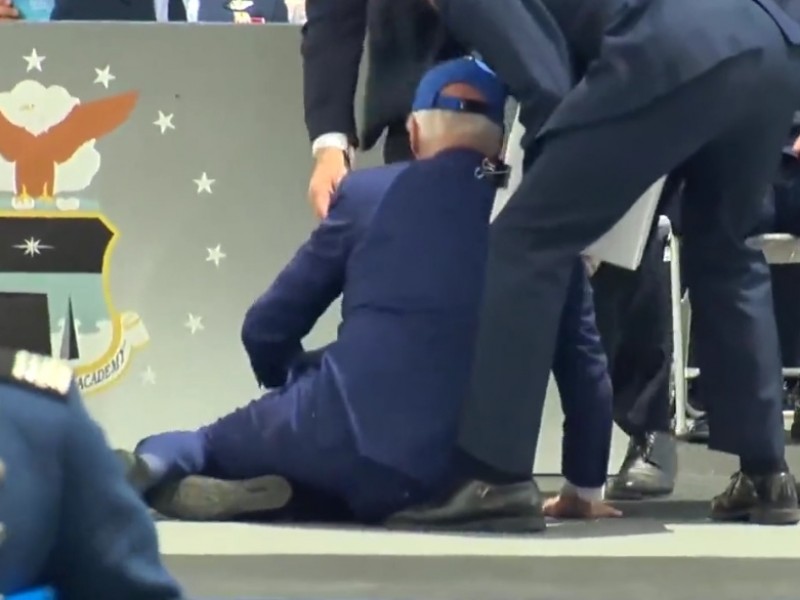 Joe Biden, presidente de EEUU, tropezó y cayó durante evento