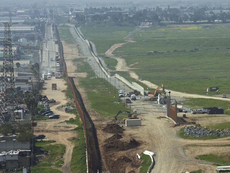 Estados Unidos refuerza muro ante aumento de cruces migratorios