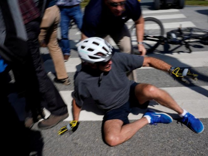 Joe Biden se cae de la bicicleta durante un paseo