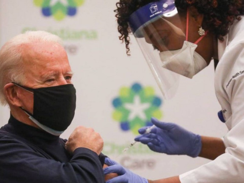 Joe Biden se vacuna contra COVID-19