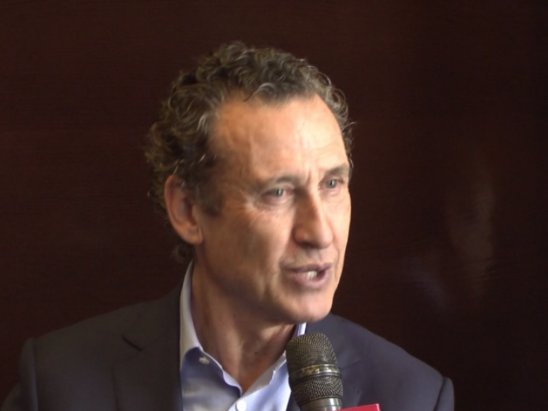 Jorge Valdano da charla en foro 