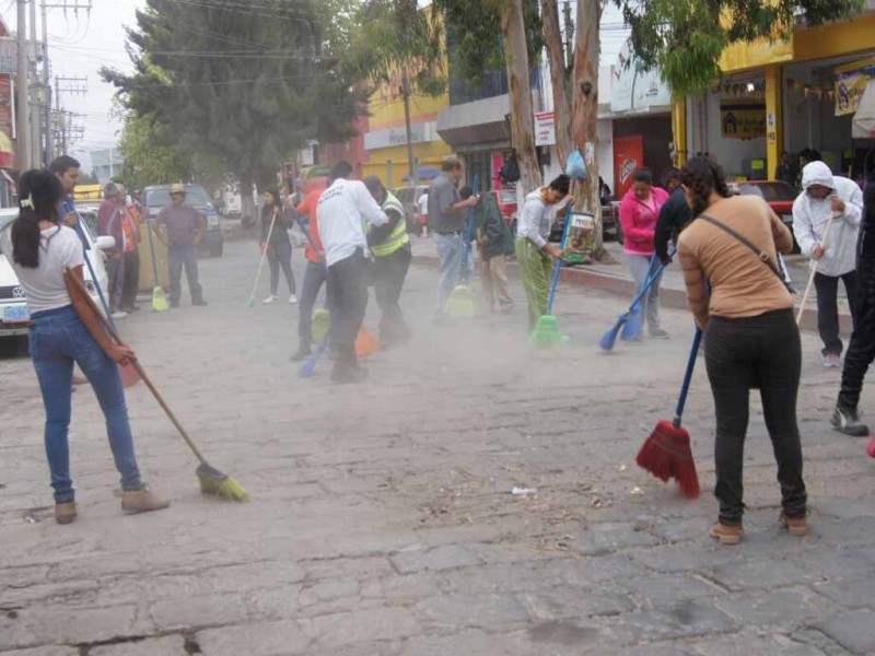 Jornada de limpieza a calles y alcantarillas