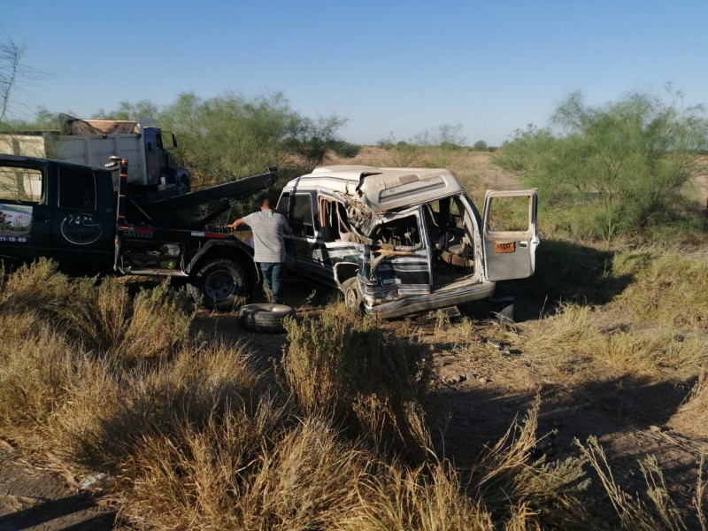 Jornaleros agrícolas resultan lesionados en choque de vehículos