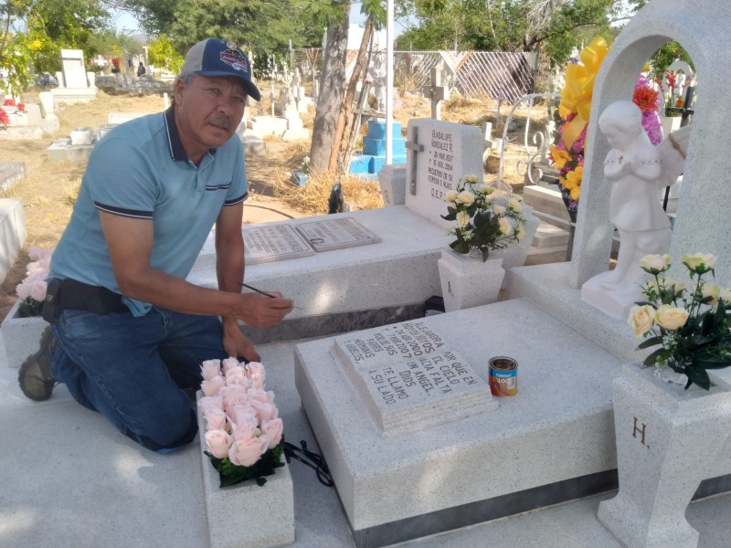 José Luis visita cada mes la tumba de su hija