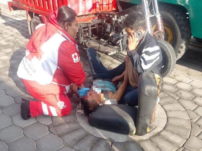 Joven choca con camioneta, aparentemente se trata del 