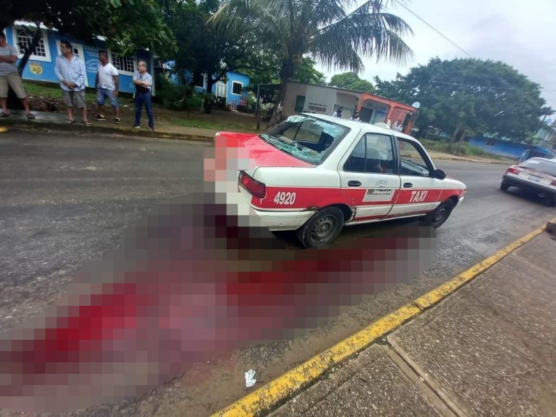 Joven ciclista muere degollado tras impactarse contra taxi