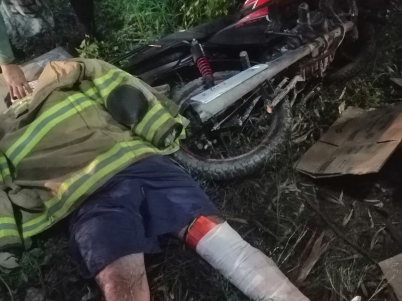 Joven de 19 años resulta lesionado tras derrapar en su motocicleta