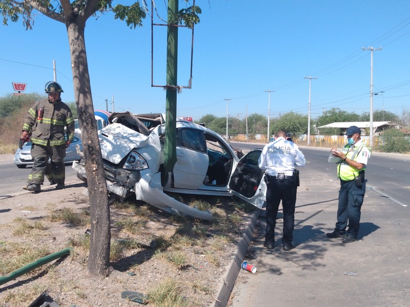 Joven derriba dos postes con su vehículo