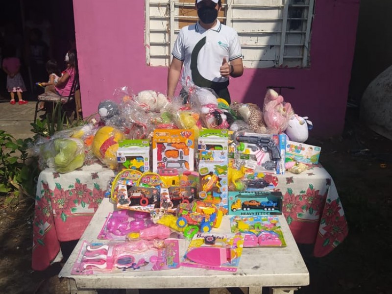 Joven estudiante dona juguetes a niños de escasos recursos