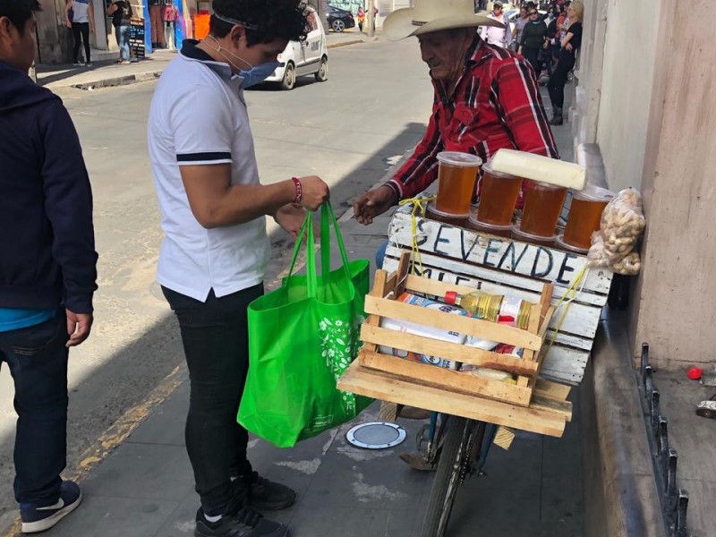 Joven estudiante gasta sus ahorros para dar despensas