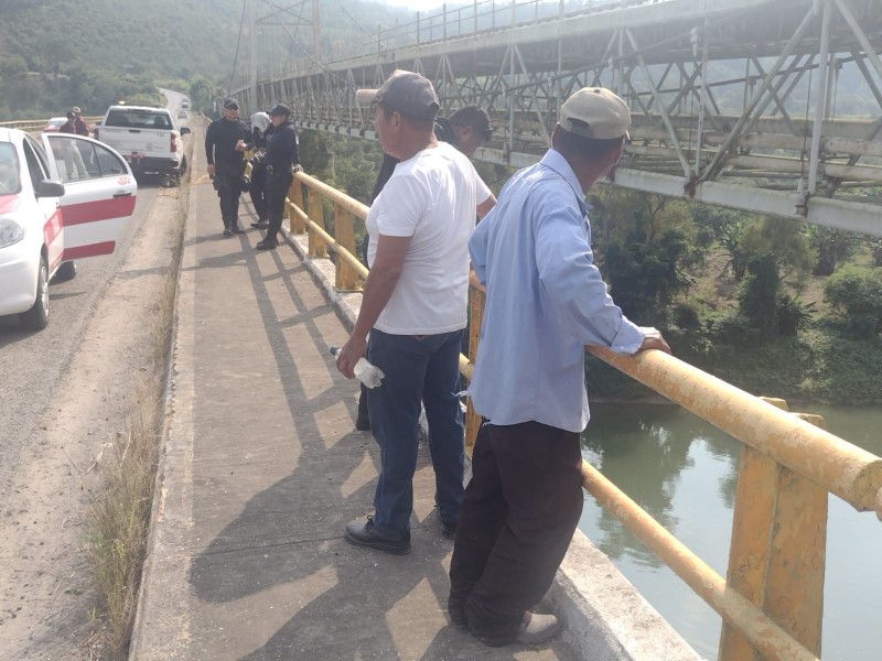 Joven fallece tras saltar del Puente Remolino en Papantla