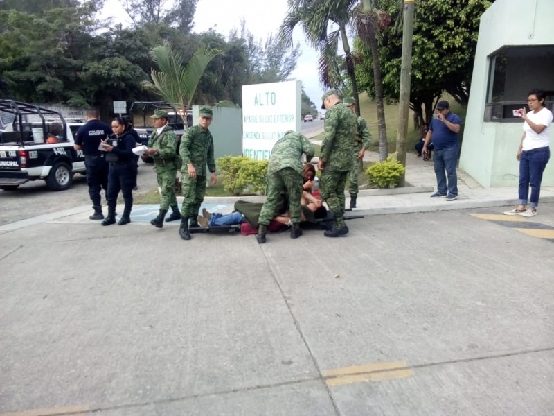 Joven herido pide ayuda a militares