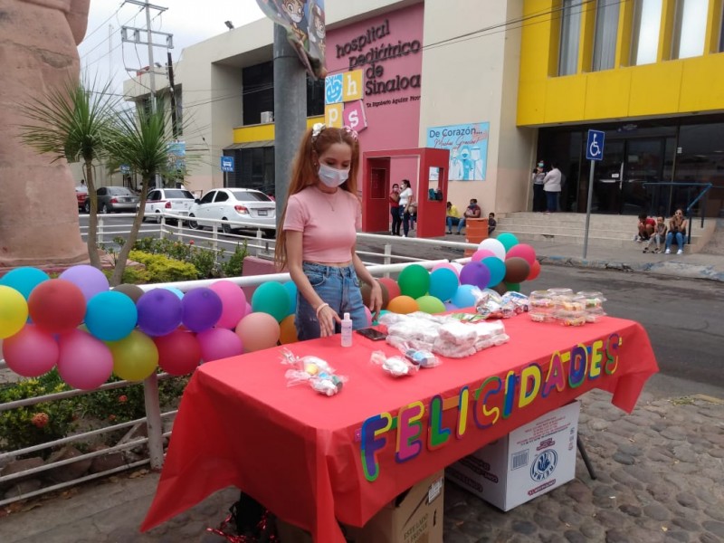 Joven lleva regalos a Hospital Pediátrico por día del niño