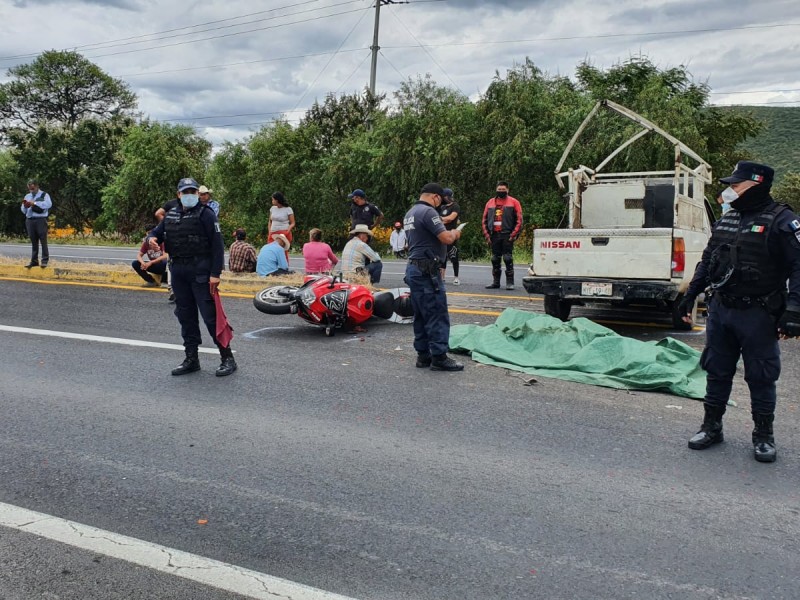 Joven motociclista muere al derrapar sobre la Atlixco-Izúcar de Matamoros