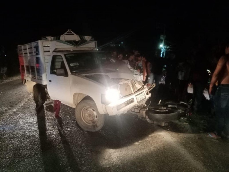 Joven motociclista muere al impactarse contra una camioneta
